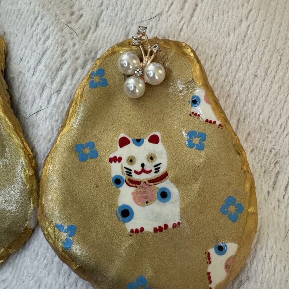 Set of 2 Handmade Decoupage Oyster Shell Trinket Dishes Lucky Cat pearl charm - Picture 3 of 8